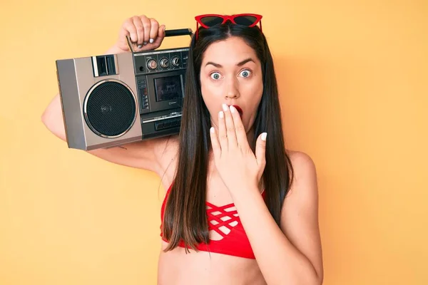 Jonge Mooie Blanke Vrouw Draagt Bikini Houdt Boombox Mond Met — Stockfoto