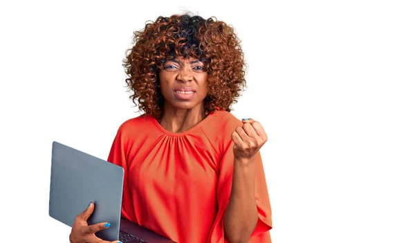 Młoda Afroamerykanka Pracująca Komputerowym Laptopem Zirytowana Sfrustrowana Krzykiem Gniewu Wrzeszcząca — Zdjęcie stockowe