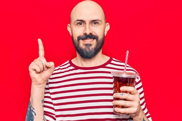 Jonge Knappe Man Drinkt Glas Cola Drank Verrast Met Een — Stockfoto