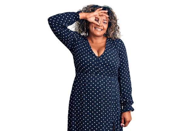 Genç Afro Amerikan Artı Cüsseli Kadın Günlük Kıyafetler Giyiyor Gülümsüyor — Stok fotoğraf