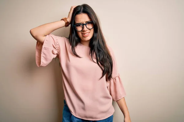 Jonge Brunette Elegante Vrouw Met Een Bril Geïsoleerde Achtergrond Verwarren — Stockfoto