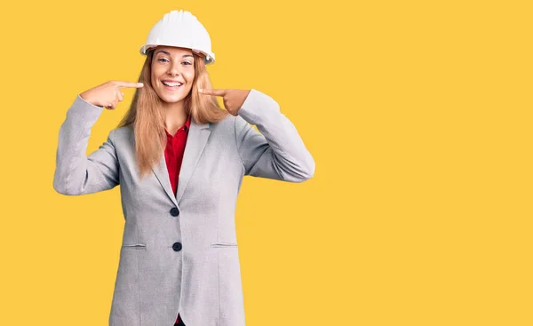 Hermosa Mujer Joven Con Arquitecto Hardhat Sonriendo Alegre Mostrando Señalando —  Fotos de Stock