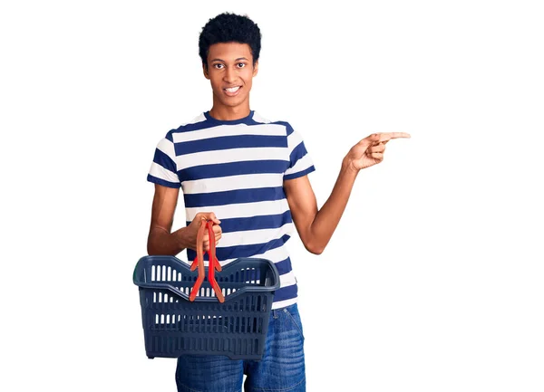 Joven Hombre Afroamericano Sosteniendo Cesta Compra Del Supermercado Sonriendo Feliz —  Fotos de Stock