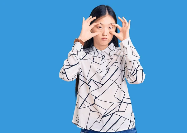 Jovem Mulher Chinesa Bonita Vestindo Camisa Casual Tentando Abrir Olhos — Fotografia de Stock