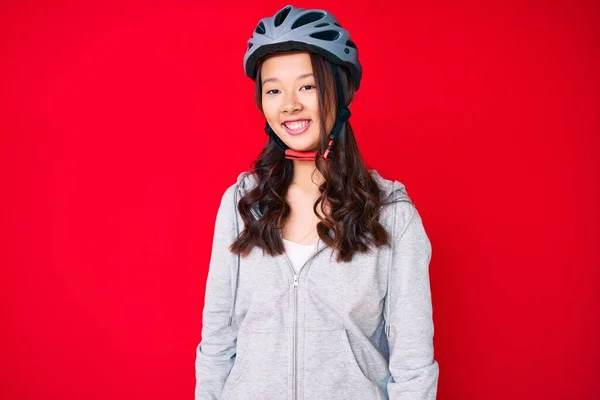 Νέο Όμορφο Κινέζικο Κορίτσι Φορώντας Κράνος Ποδηλάτου Αναζητούν Θετική Και — Φωτογραφία Αρχείου