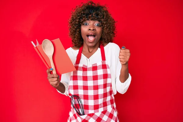 Молода Афроамериканська Жінка Одягнена Професійний Пекар Фартух Читає Кулінарний Рецепт — стокове фото