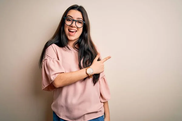 Joven Morena Elegante Mujer Con Gafas Sobre Fondo Aislado Alegre —  Fotos de Stock