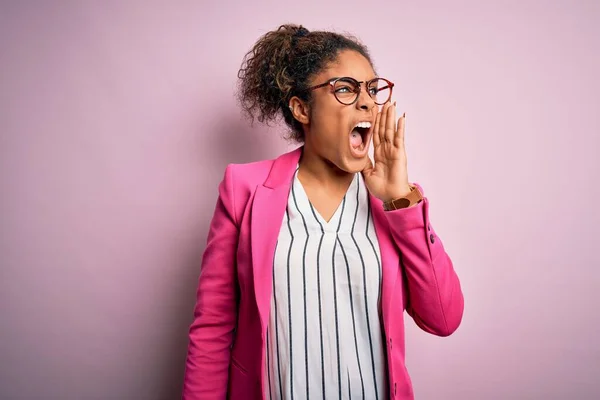 Hermosa Mujer Negocios Afroamericana Con Chaqueta Gafas Sobre Fondo Rosa —  Fotos de Stock