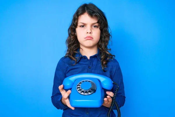 Menino Hispânico Bonito Com Cabelos Longos Segurando Telefone Vintage Deprimido — Fotografia de Stock