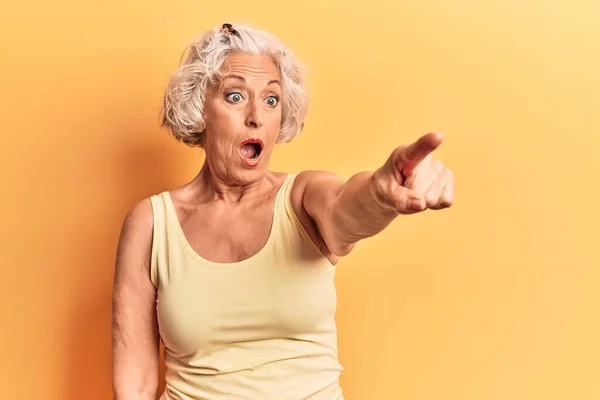Senior Grauhaarige Frau Lässiger Kleidung Zeigt Mit Dem Finger Überrascht — Stockfoto