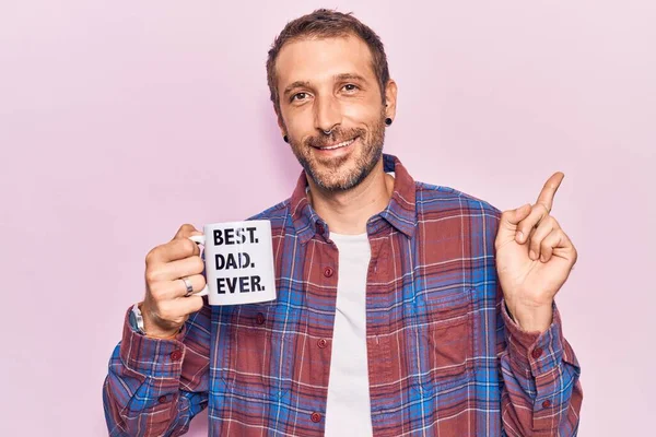 Jeune Bel Homme Buvant Tasse Café Avec Meilleur Papa Jamais — Photo