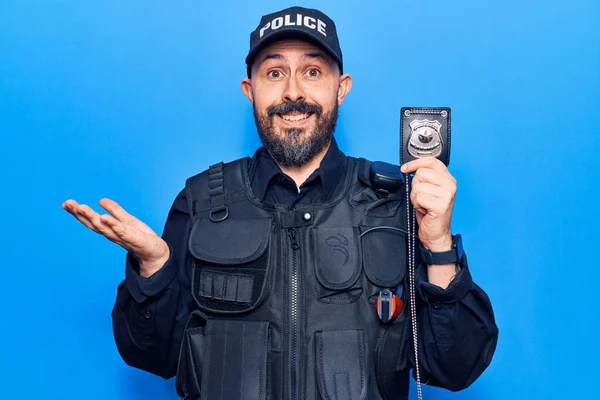 Mladý Pohledný Muž Policejní Uniformě Pistolí Slaví Úspěch Veselým Úsměvem — Stock fotografie