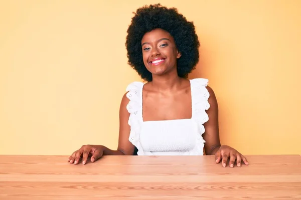 若いアフリカ系アメリカ人の女性は ポジティブで幸せな立ち姿で 自信を持って笑顔で歯を見せています — ストック写真