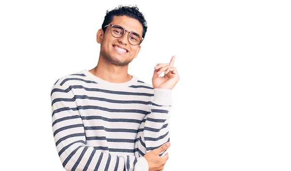 Hispanic Stilig Ung Man Bär Casual Kläder Och Glasögon Med — Stockfoto