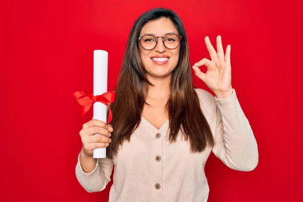 Ung Latinamerikansk Smart Kvinna Bär Glasögon Som Håller Universitetsexamen Över — Stockfoto