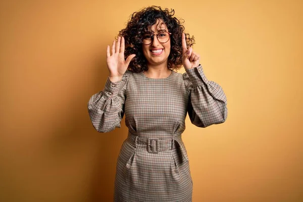 Beautiful Arab Business Woman Wearing Dress Glasses Standing Yellow Background — Stock Photo, Image