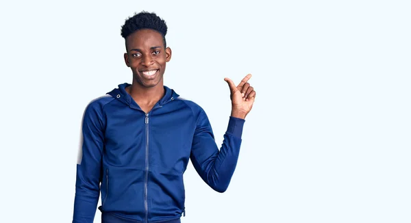 Genç Afro Amerikan Adam Spor Giyer Yüzünde Kocaman Bir Gülümseme — Stok fotoğraf