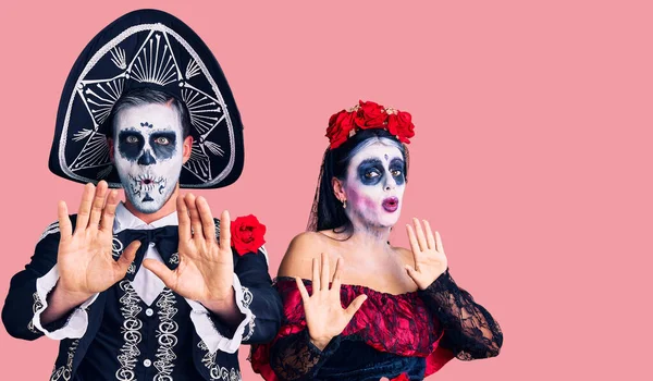 Junges Paar Mexikanischen Totenkostüm Über Dem Hintergrund Das Die Hände — Stockfoto