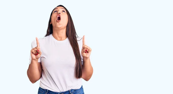 Junge Schöne Brünette Frau Lässigem Shirt Erstaunt Und Überrascht Blick — Stockfoto