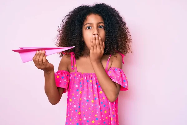 Afrikanisches Kind Mit Lockigem Haar Das Papierflugzeug Hält Das Den — Stockfoto