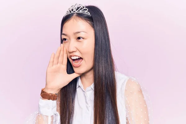 Mladá Krásná Čínská Žena Koruně Princezny Křičí Křičí Hlasitě Stranu — Stock fotografie