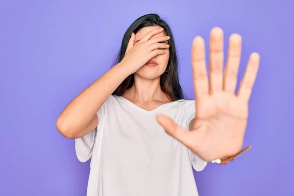 Jonge Mooie Brunette Vrouw Draagt Casual Witte Shirt Paarse Achtergrond — Stockfoto