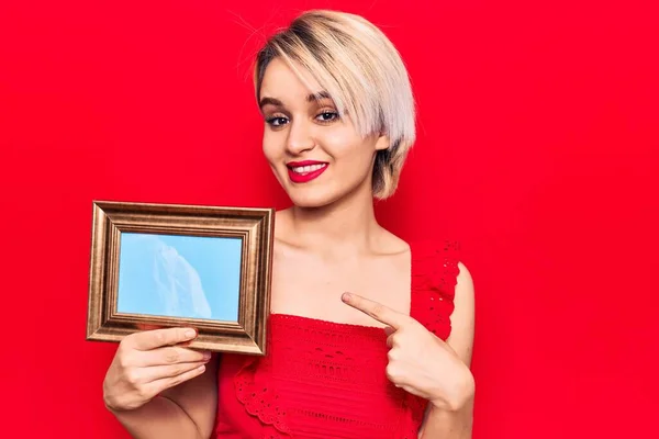 Jovem Bela Mulher Loira Segurando Moldura Vazia Sorrindo Feliz Apontando — Fotografia de Stock