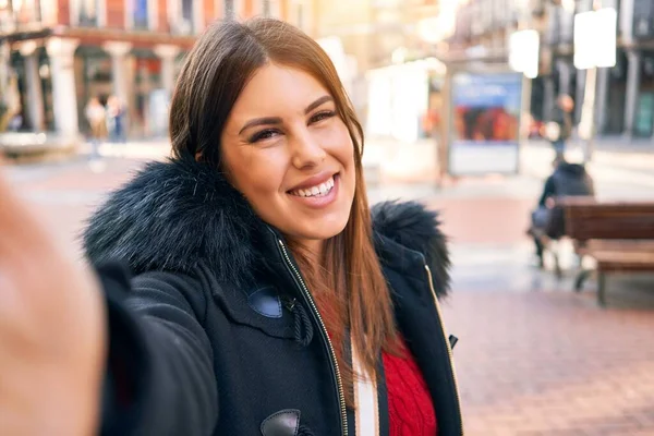年轻美丽的黑发女人快乐而自信地微笑着 站在城市街头的摄像机前 面带微笑地自拍 — 图库照片
