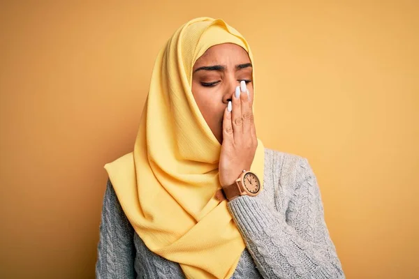 Młoda Piękna Afrykańska Dziewczyna Ubrana Hidżab Muzułmański Nad Odizolowanym Żółtym — Zdjęcie stockowe