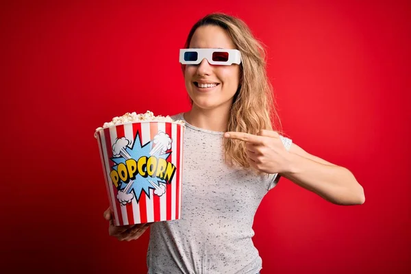 Młoda Piękna Blondynka Ogląda Film Używając Okularów Jedząc Popcorn Snack — Zdjęcie stockowe