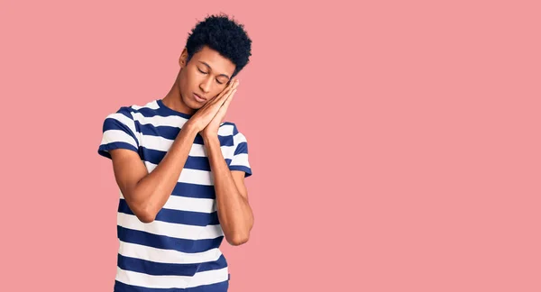 Jovem Afro Americano Vestindo Roupas Casuais Dormindo Cansado Sonhando Posando — Fotografia de Stock