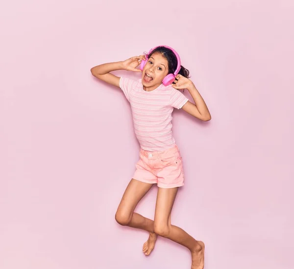Förtjusande Latinamerikansk Flicka Som Ler Glad Hoppa Med Leende Ansiktet — Stockfoto