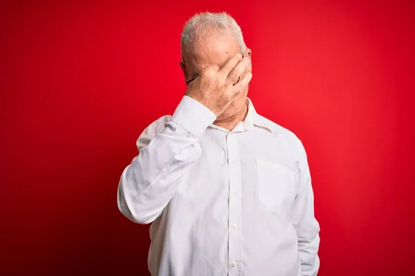 Medioevo Bello Hoary Uomo Indossa Camicia Casual Occhiali Sfondo Rosso — Foto Stock