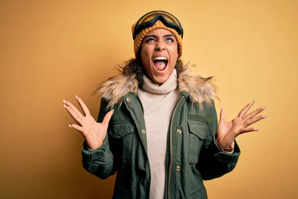 年轻的非洲裔美国滑雪者女孩身穿雪地运动服 戴着雪地护目镜 疯狂地大喊大叫 带着咄咄逼人的表情和胳膊 沮丧的概念 — 图库照片