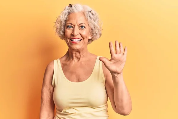 Ältere Grauhaarige Frau Trägt Lässige Kleidung Und Zeigt Mit Finger — Stockfoto