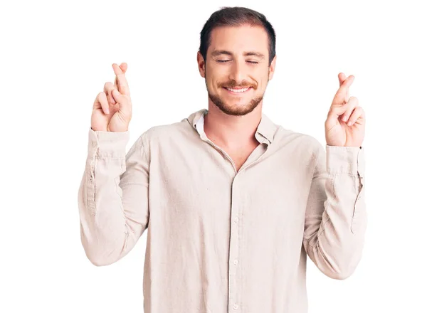 Młody Przystojny Biały Mężczyzna Ubrany Luźne Ubrania Trzymający Kciuki Uśmiechnięty — Zdjęcie stockowe