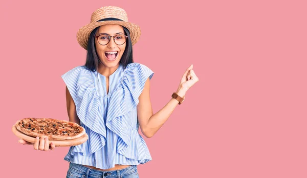 Menina Latina Bonita Nova Usando Chapéu Verão Óculos Segurando Pizza — Fotografia de Stock