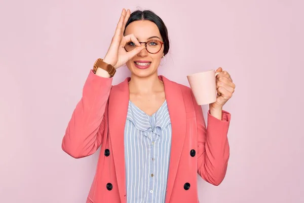 Νεαρή Όμορφη Επιχειρηματίας Μπλε Μάτια Φορώντας Γυαλιά Πίνοντας Ροζ Κούπα — Φωτογραφία Αρχείου