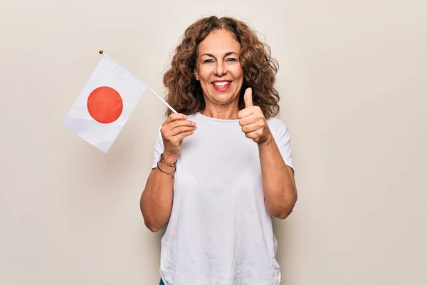 Medioevo Bella Donna Turistica Possesso Bandiera Giapponese Sfondo Bianco Isolato — Foto Stock