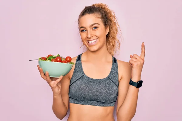 Jovem Bela Mulher Esportiva Loira Com Olhos Azuis Segurando Tigela — Fotografia de Stock