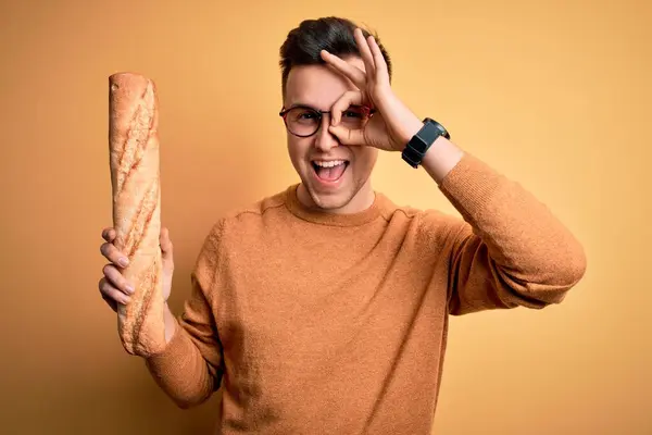 Joven Hombre Caucásico Guapo Con Gafas Sosteniendo Una Baguette Fresca —  Fotos de Stock