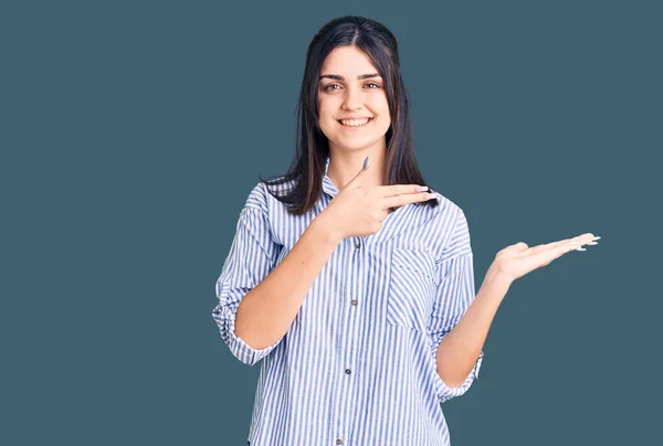 Menina Bonita Nova Vestindo Camisa Listrada Espantado Sorrindo Para Câmera — Fotografia de Stock