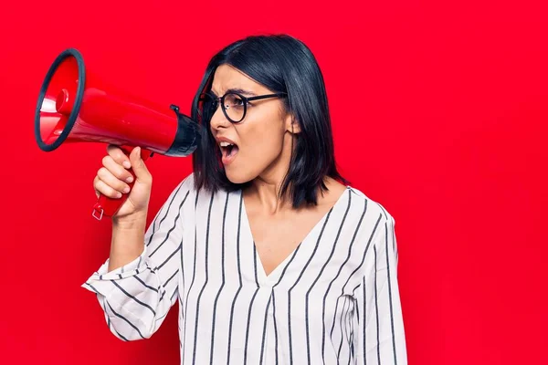 Junge Schöne Lateinerin Mit Wütendem Gesichtsausdruck Laut Schreien Mit Megafon — Stockfoto