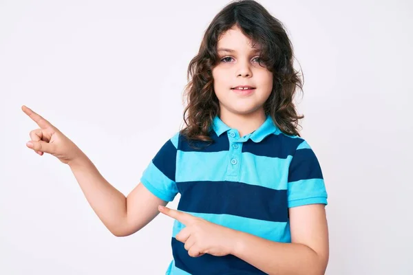 Nettes Hispanisches Kind Mit Langen Haaren Lässig Gekleidet Lächelnd Und — Stockfoto