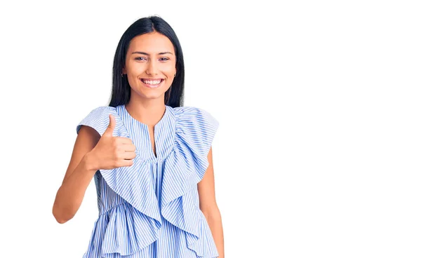 Gündelik Giysiler Giyen Genç Güzel Bir Latin Kız Elinle Mutlu — Stok fotoğraf