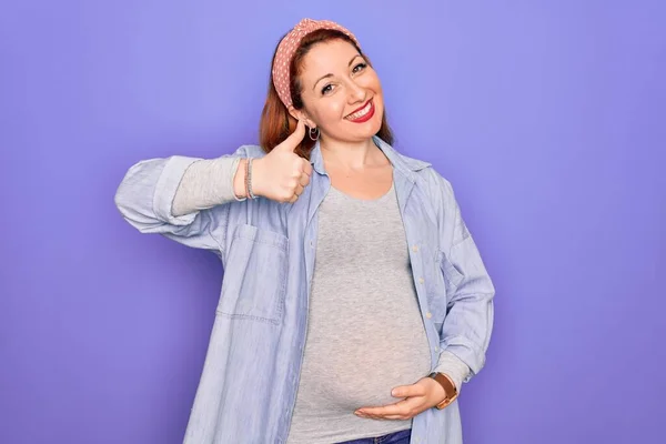 Ung Vacker Rödhårig Gravid Kvinna Förväntar Barn Över Isolerade Lila — Stockfoto