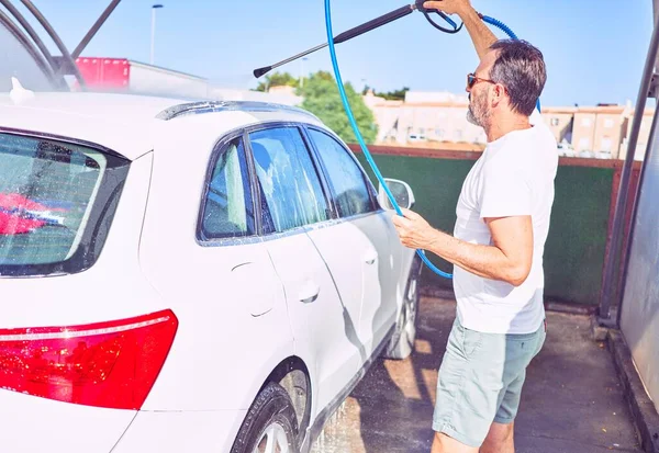 Orta Yaşlı Yakışıklı Günlük Kıyafetler Giyen Mutlu Gülümseyen Güneş Gözlüklü — Stok fotoğraf