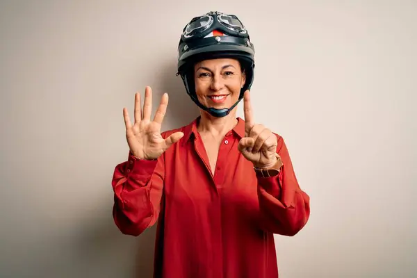 Mulher Motociclista Meia Idade Usando Capacete Motocicleta Sobre Fundo Branco — Fotografia de Stock