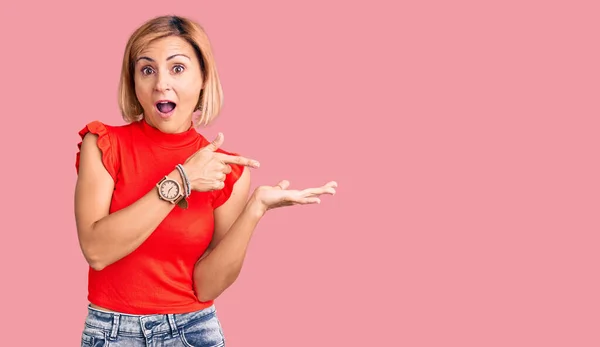 Mujer Rubia Joven Con Ropa Casual Sorprendida Sonriendo Cámara Mientras — Foto de Stock