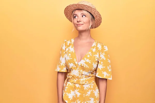 Красива Блондинка Відпустці Носить Літній Капелюх Одягається Над Жовтим Тлом — стокове фото